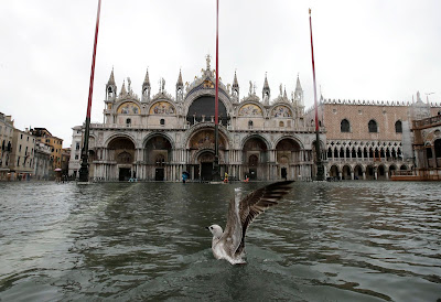 Σε κρίσιμη κατάσταση η Βενετία: η δεύτερη μεγαλύτερη πλημμύρα στην ιστορία της
