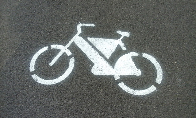 A foto mostra a sinalização de uma pintura da bicicleta isso significa que esta pista ou ciclovia é para os ciclistas e pedestres fazer caminhadas com segurança.