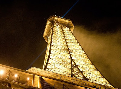 Eva Mendes et Ryan Gosling aux pieds de la Tour Eiffel