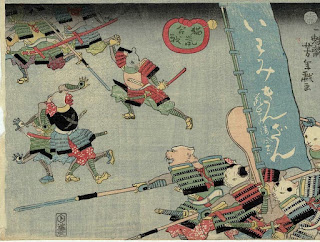 Japanse prent van een veldslag tussen muizen en katten. De muizen, linksboven, rennen weg; de katten, rechtsonder, rukken op. Alle strijders zijn in traditionele Japanse wapenrustig, de katten hebben een hoge gele vlag met Japanse tekst.