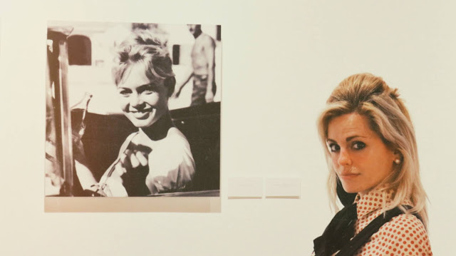 Alejandra Colomera con fotos de Brigitte Bardot en blanco y negro de fondo