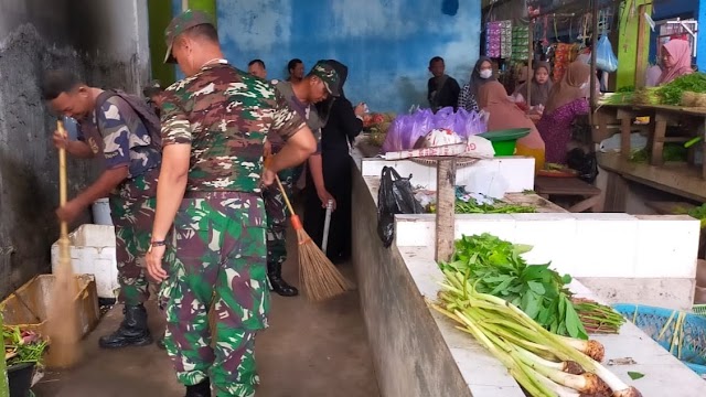 Koramil 01/Banjarmasin Timur dan Masyarakat yang Berdanggang Dipasar Melaksanakan Karya Bakti Guna Mencegah Penyakit Pada Musim Hujan