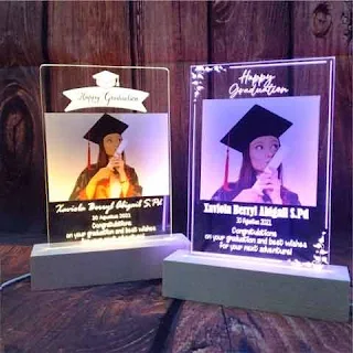 kado wisuda yang bermanfaat plakat akrilik