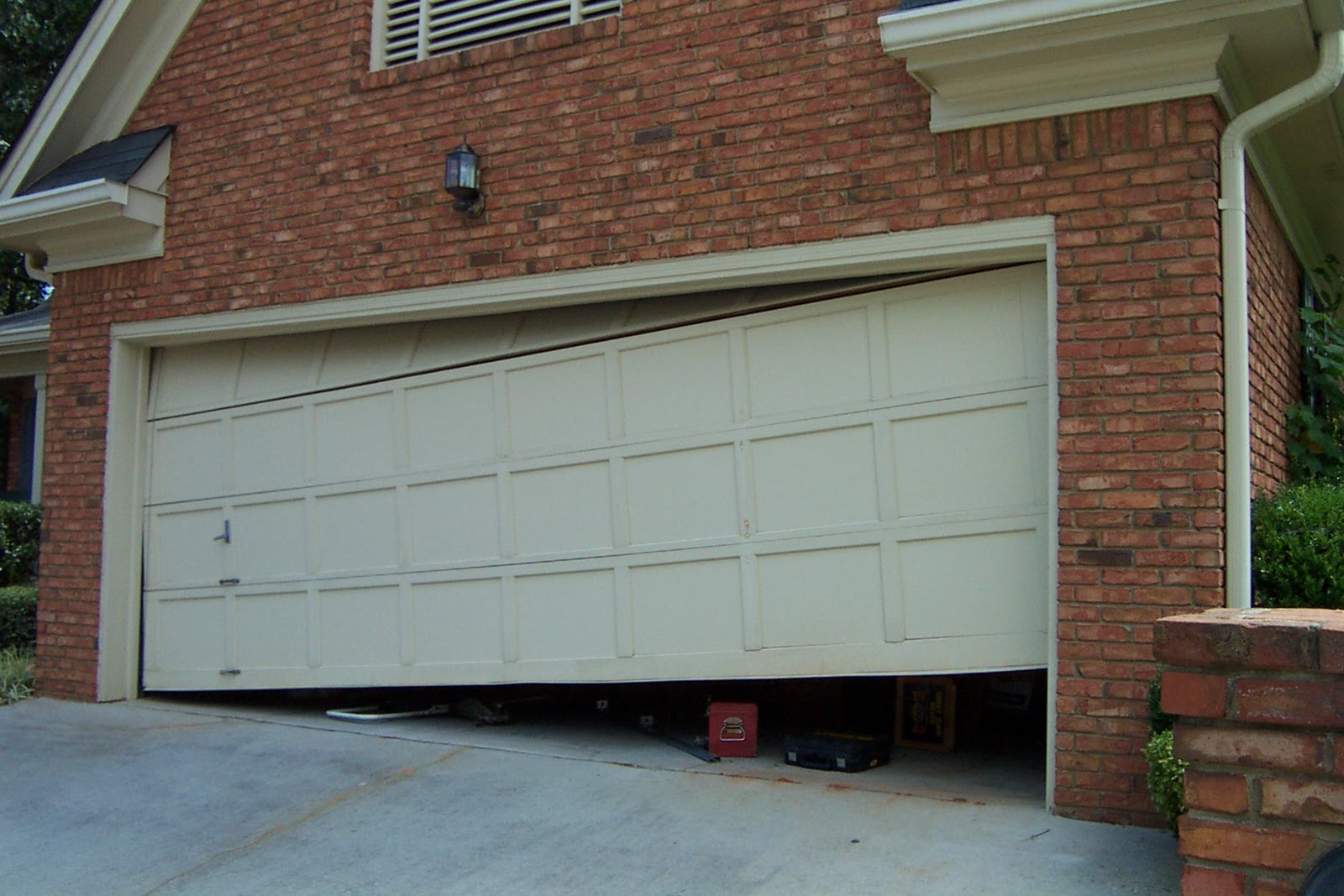 Garage Door Company Cerritos Ca, A Quality Garage Doors (714) 523-7900 - Garage+Door+off+the+tracks
