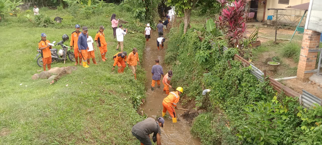 DLH Bersama Masyarakat Gotong Royong Membersihkan aAliran sungai Bor Atasi Bajir