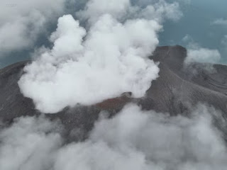 The eruption of Mount Ruang