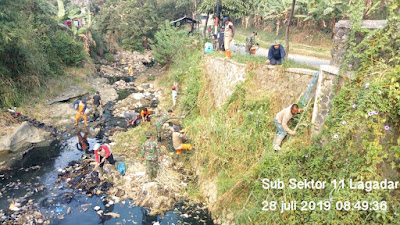 Satgas Subsektor 21-11 Desa Lagadar Karya Bakti di Aliran Anak Sungai Cimahi