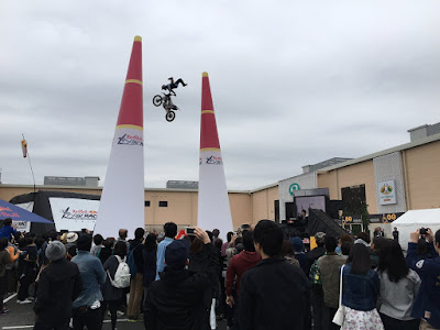 バイクが空を舞う？！迫力のFMX（フリースタイルモトクロス）パフォーマンス