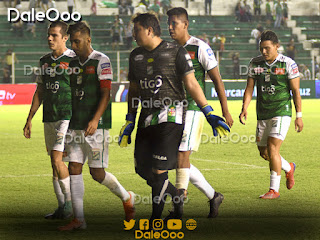 Jugadores de Oriente Petrolero salen con la cabeza gacha luego de perder ante Guabirá - DaleOoo