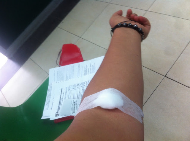 Aquí se muestra una foto del brazo de una persona terminando de donar sangre