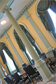 Columnas Jónicas en el Senate Reception Room en el Massachusetts State House