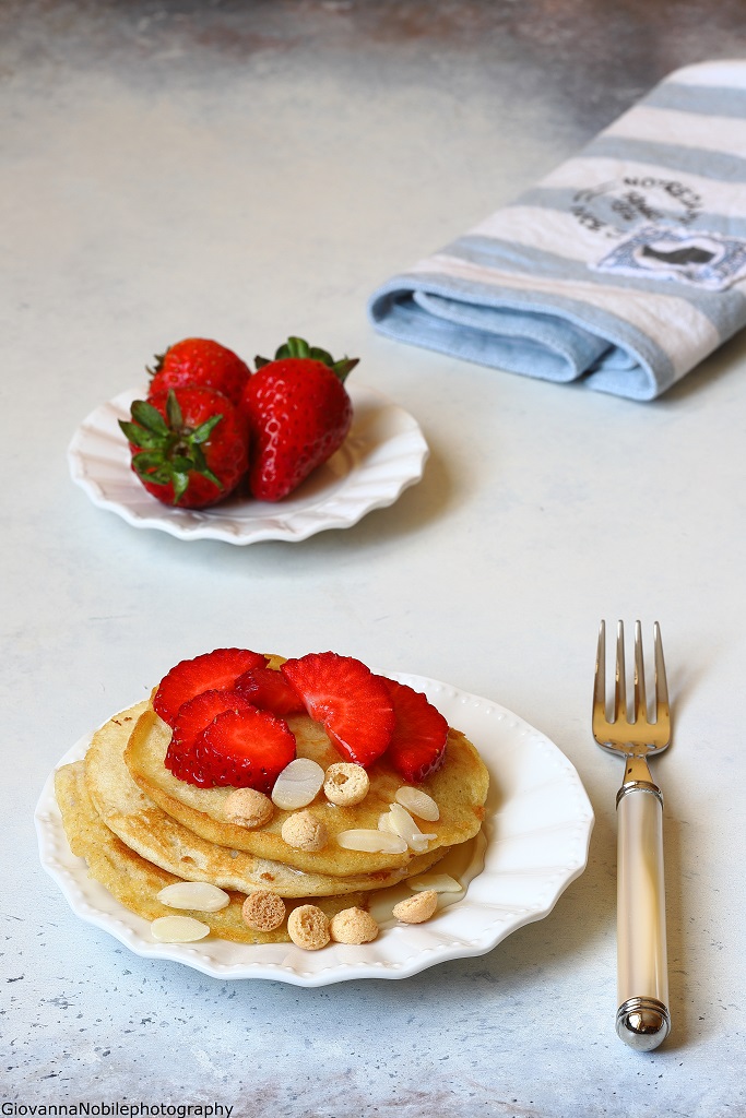 Pancakes alla cannella con macedonia di fragole