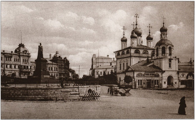 Старая фотография площади с памятником и храмом