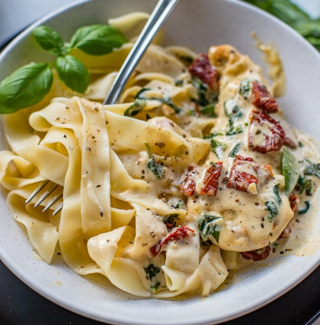 Creamy Tuscan Chicken With Spinach and Sun-Dried Tomatoes 