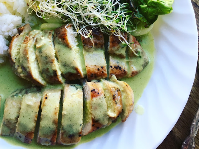 Pechugas de pollo con crema de cilantro 