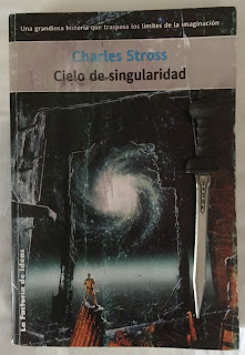 Portada del libro Cielo de singularidad, de Charles Stross