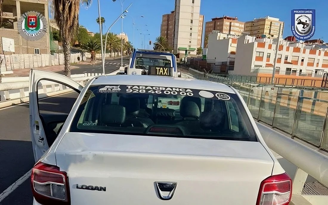 Imagen del vehículo auto taxi implicado (Foto: @PoliciaLPA).