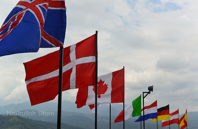 Bendera berbagai negara berkibar