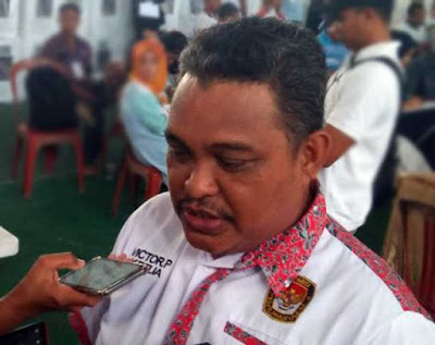 Ambon, Malukupost.com - Pelaksanaan pemilu serentak legislatif dan Presiden/Wapres 2024 diusulkan bisa saja dilakukan secara satu paket namun khusus untuk pemilihan kepala daerah gubernur, bupati atau wali kota harus dipisahkan. "Ini baru informasi yang diterima bahwa penyelenggaraan pemilu untuk legislatif dan eksekutif ini memang satu paket, tetapi untuk pemilu kepala daerah nantinya ada interval waktu enam bulan baru dilaksanakan," kata Ketua PPK Sirimau, Victor Pattiasina di Ambon, Minggu (28/4).