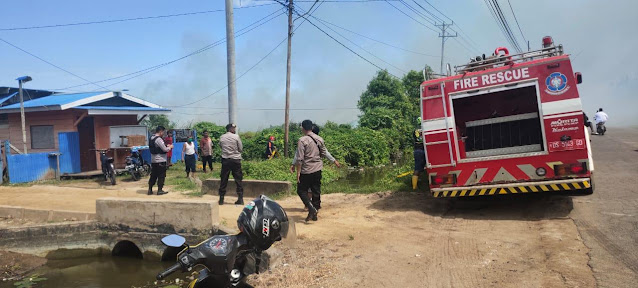 Polres Merauke Tanggap Datangi Kebakaran Lahan di Jalan Nowari.lelemuku.com.jpg