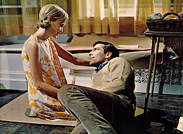 Guy dan Rosemary Woodhouse pada film Rosemary's Baby (1968) di apartemennya yang baru