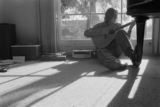 James Taylor 1969 at home singing out a song which is soft but it's clear