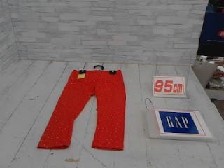 中古品　子供服　９５㎝　GAP　レッド　ロングパンツ　２９８円