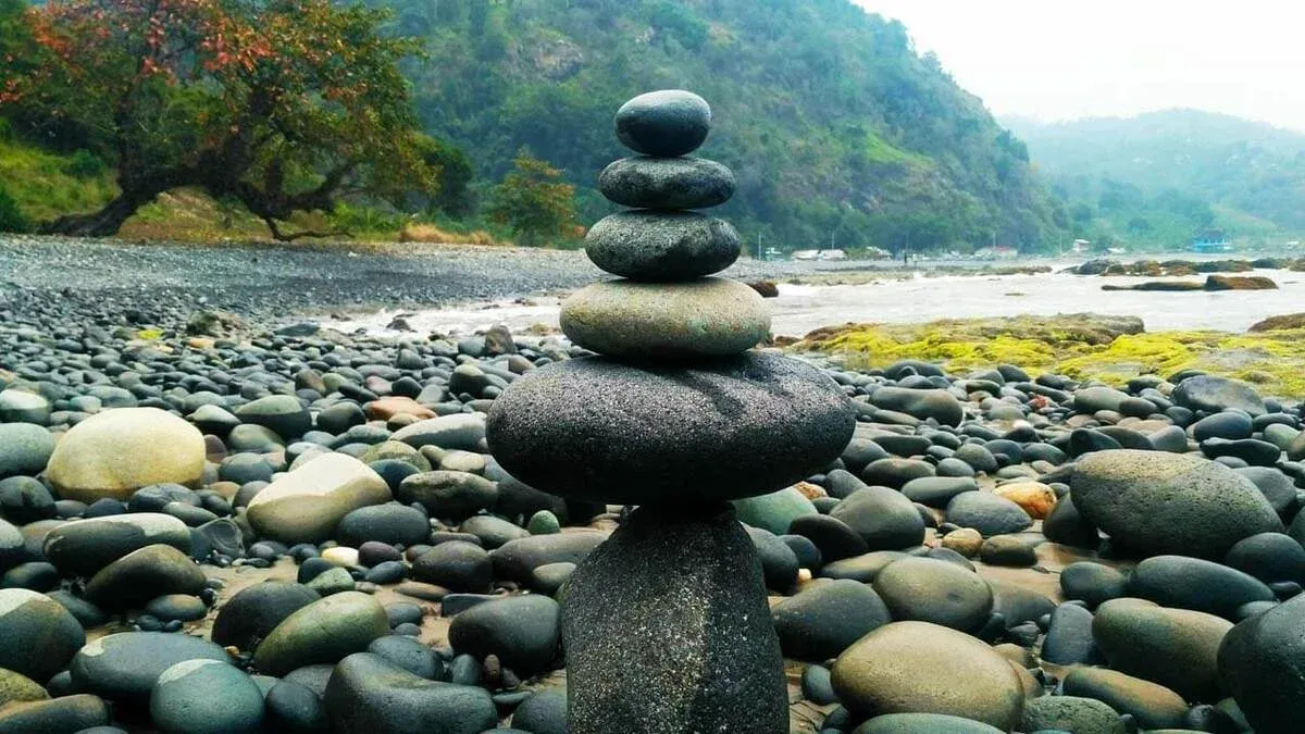 Menyusun Batu di bibir Pantai Cikembang