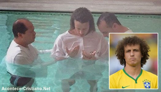 Futbolista David Luiz se bautiza 