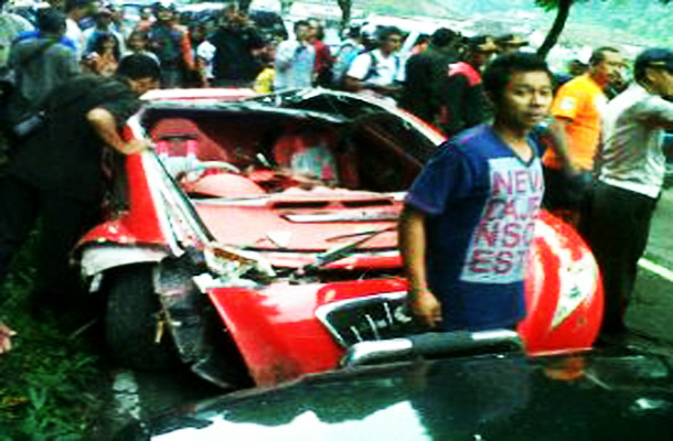 Foto Kelakaan Mobil listrik 'Ferrari' Tuxuci Dahlan Iskan di Plaosan, Magetan, Jawa Timur