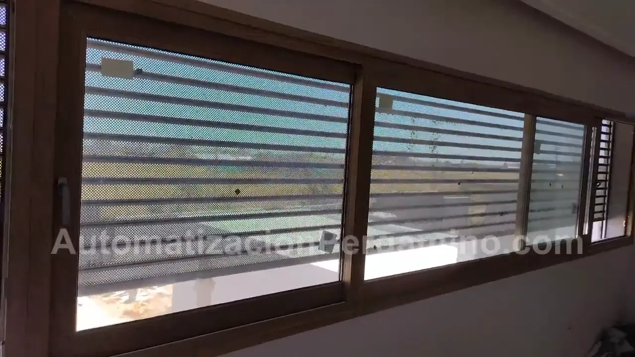 Cortina metálica microperforada para casa