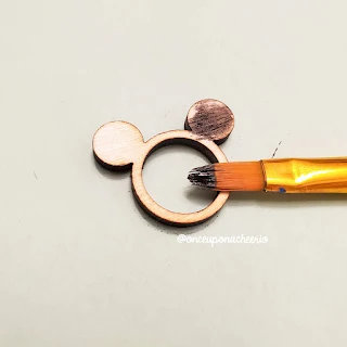 Paint the wooden Minnie ring using acrylic paint