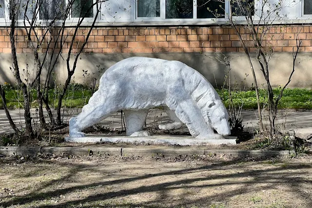 Широкая улица, «Управление механизации строительства», скульптура «Белый медведь»