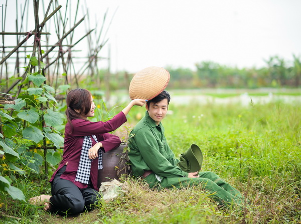 Thiếu nữ áo bà ba nâu và bộ đội