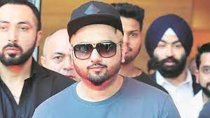     Yo-Yo Honey Singh was manhandled by 4-5 men at a club in Delhi, says one man was armed