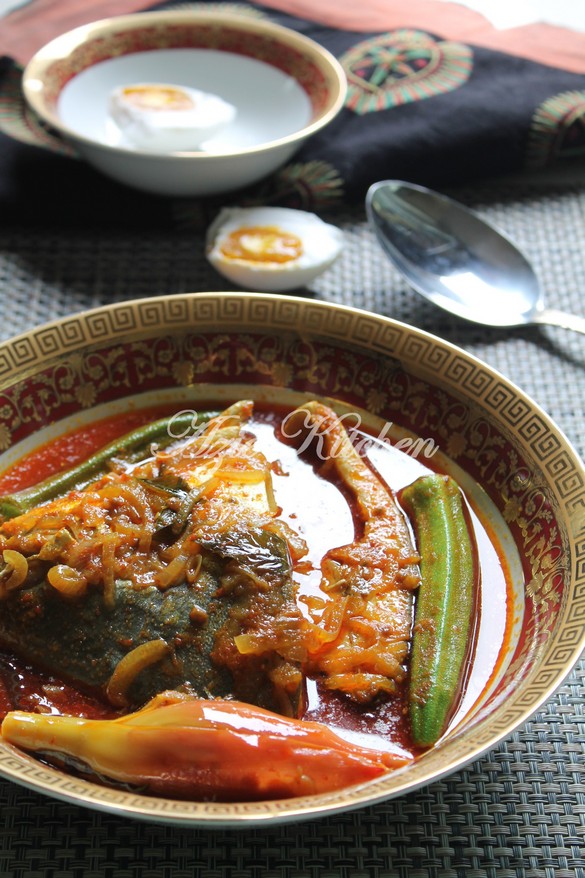 Asam Pedas Ikan Bawal Emas Versi Melaka - Azie Kitchen