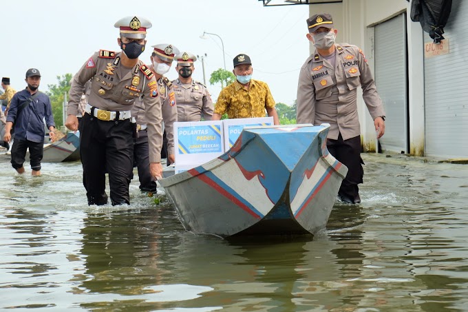 POLANTAS PEDULI, Gunakan Perahu Bagikan Sembako Kepada Warga Terdampak Dan Terisolir Akibat Banjir