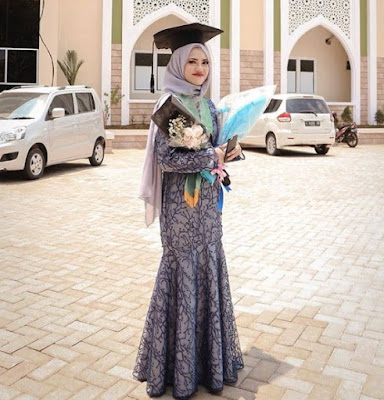 model hijab wisuda menutup dada terbaru