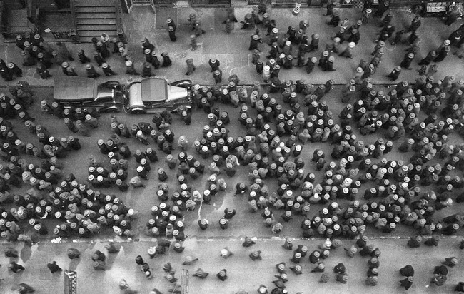 24 Rare Historical Photos That Will Leave You Speechless - Everyone in New York in 1939 wore a hat.