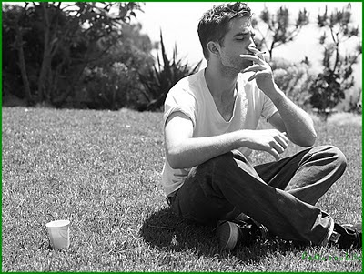 robert pattinson smoking pics. robert pattinson smoking. of