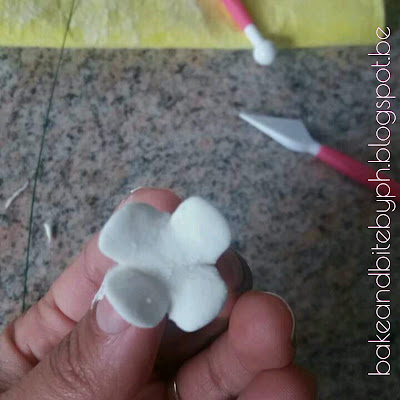 Make Gumpaste flower without cutters! and Gumpaste recipe...