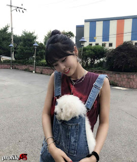 Twice Momo Photos with a dog