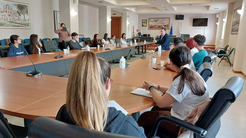 Εκπρόσωποι μαθητών και μαθητριών συζητούν για τη βιώσιμη ανάπτυξη στην αίθουσα Δημοτικού Συμβουλίου Αλεξανδρούπολης