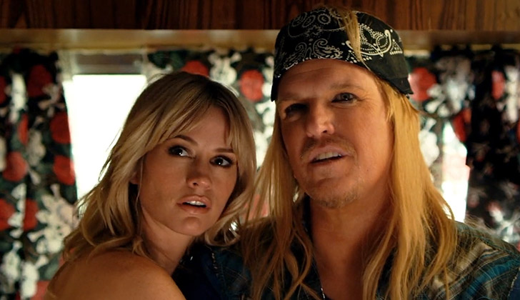 Love (Cameron Richardson) e o vocalista da Sonic Grave, Merrick (Jake Busey), no filme 'Dead Ant'