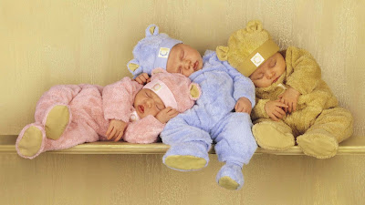 cute-three-babies-sleeping-on-eachother-pics