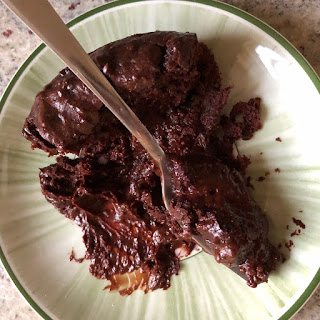 Part du gâteau soufflé au chocolat, noisette et yaourt (sans gluten et sans lactose) d'après une recette de Philippe Conticini