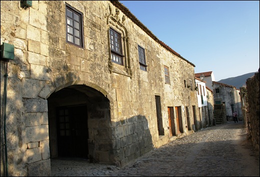 Linhares - rua direita - passadiço - janela manuelina