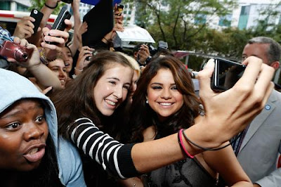 selena gomez taking snaps with fans