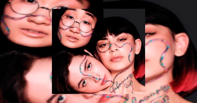 Mais uma para conta! Charli XCX lança o single 'February 2017' em parceria com Clairo e Yaeji