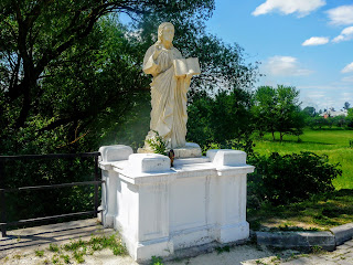 Галич. Памятник Иисусу Христу у пешеходного моста